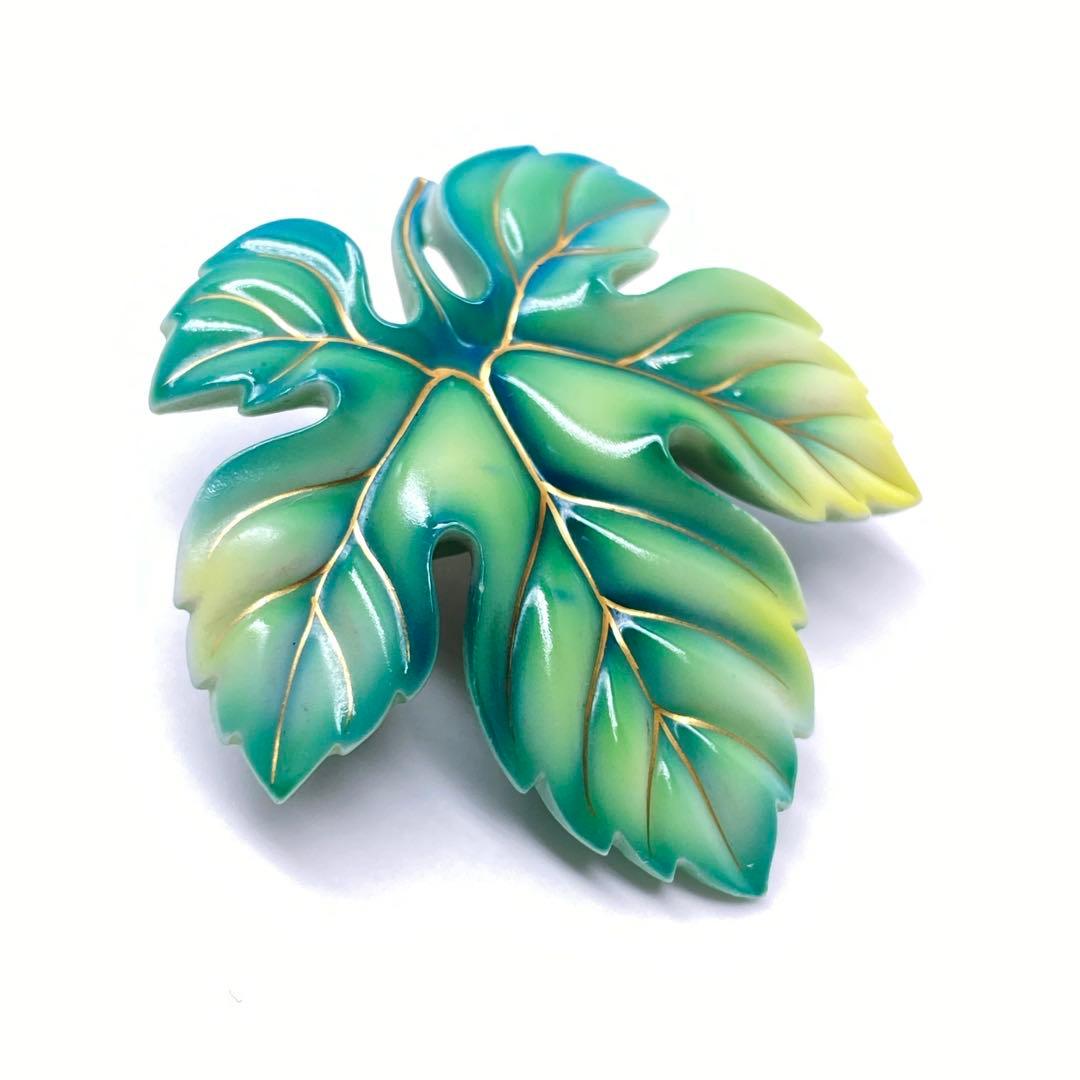 美品 俊兼 トシカネジュエリー 有田焼 葉っぱ 蔦 陶器 ブローチ