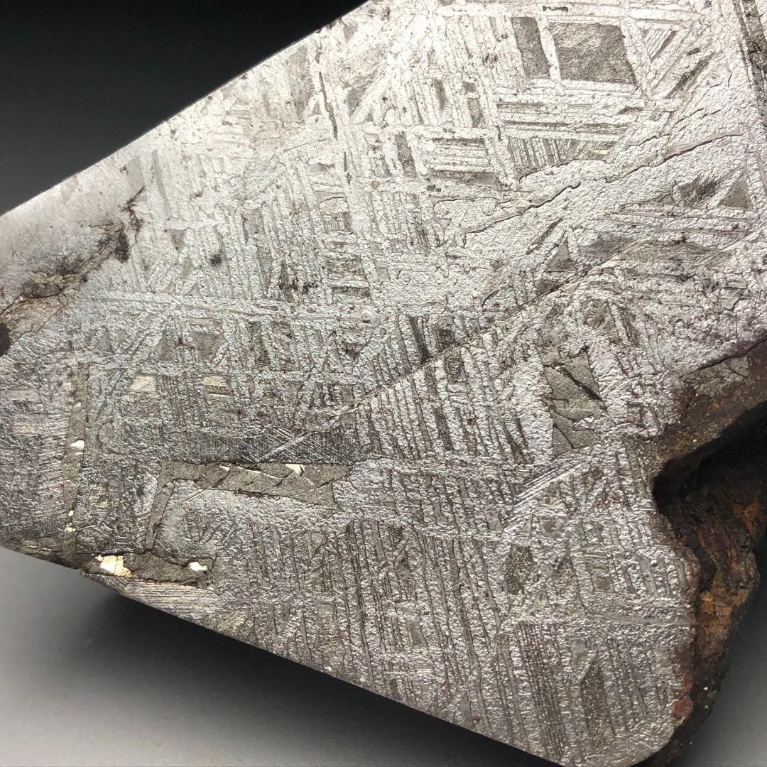 アルタイ隕石　大型隕石 鉄隕石　外皮付き隕石　ナチュラル　原石　重さ約1095ｇ