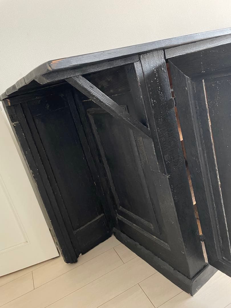 フランスアンティーク〜黒ペイントの袖付きカウンター・収納付き