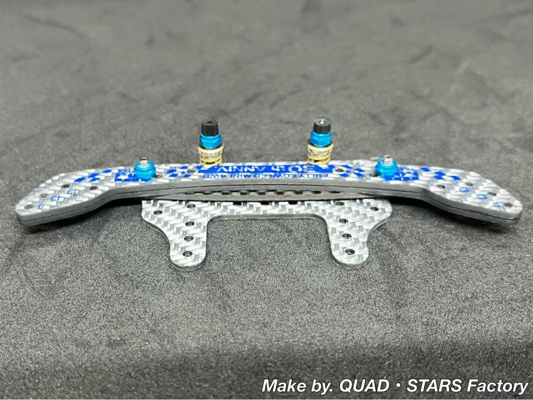 【ミニ四駆パーツ】2軸ATリジットバンパー　30周年／シルバー　3mm厚カーボン