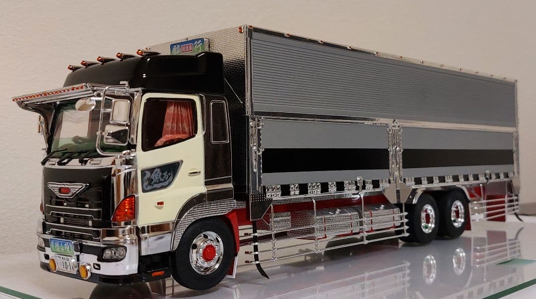 デコトラ アオシマ1/32 日野プロフィア 造りボディー キャブ2個セット完成品