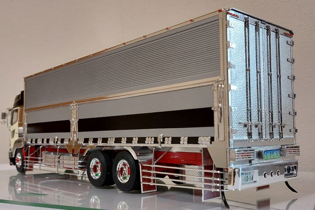 デコトラ アオシマ1/32 日野プロフィア 造りボディー キャブ2個セット完成品