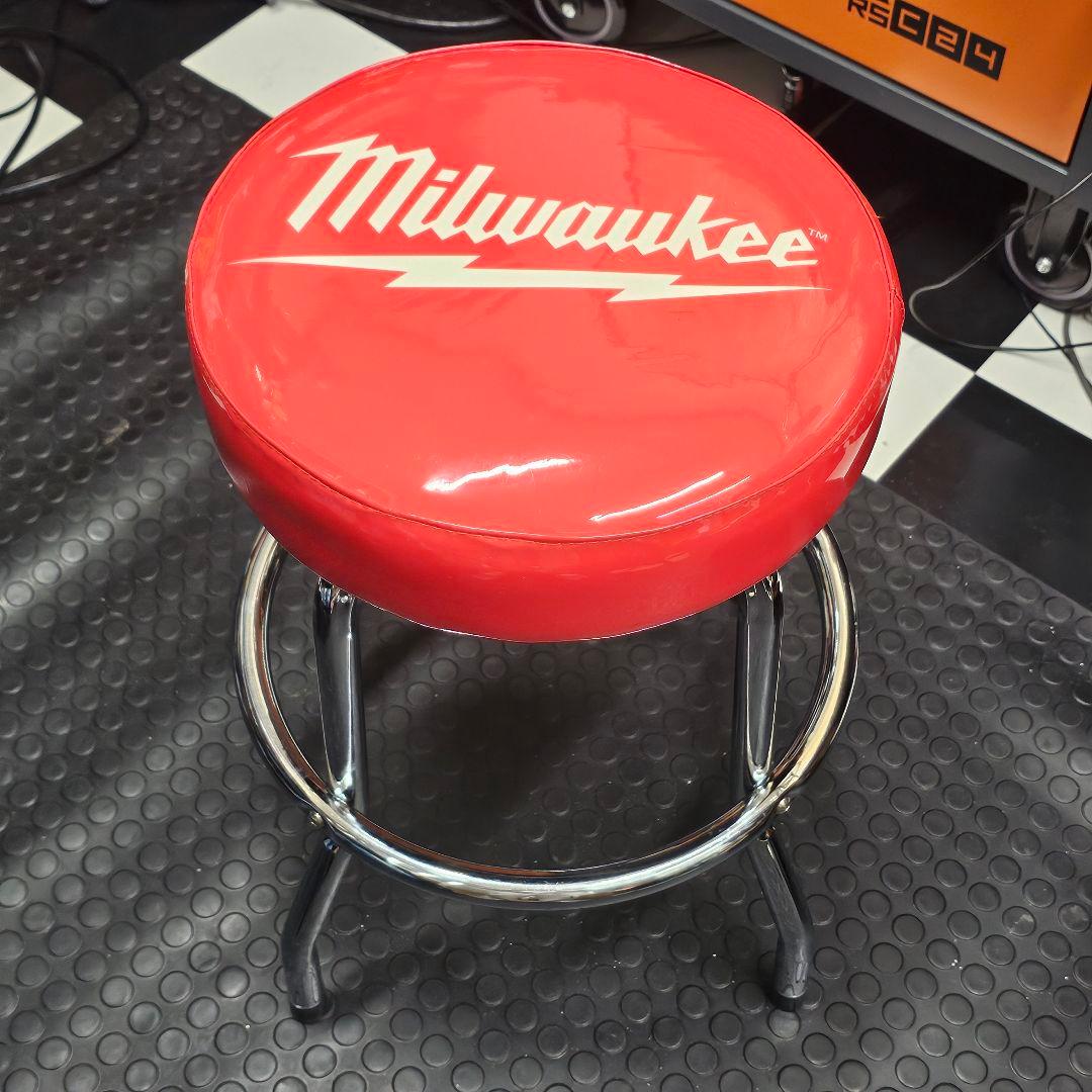 ③ミルウォーキー スツール