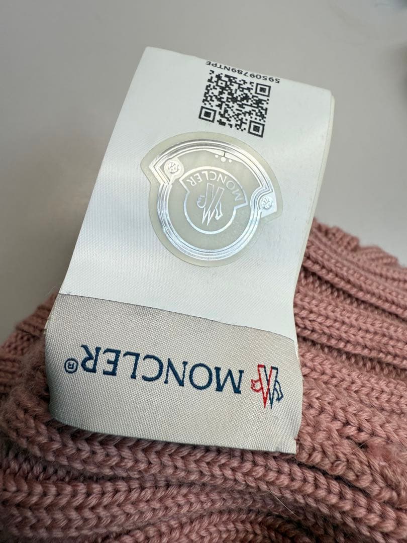 MONCLER ピンク ニット帽 ファー付き