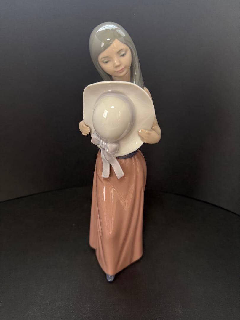 リヤドロ スペイン Bashful Girl 内気な女の子 少女 陶磁器人形