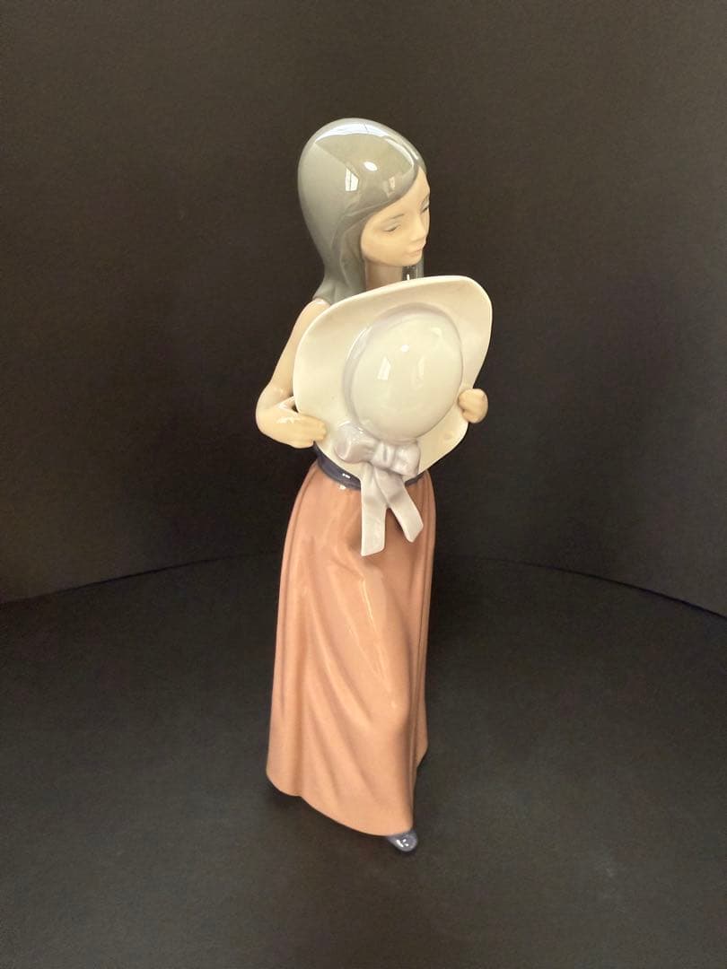 リヤドロ スペイン Bashful Girl 内気な女の子 少女 陶磁器人形