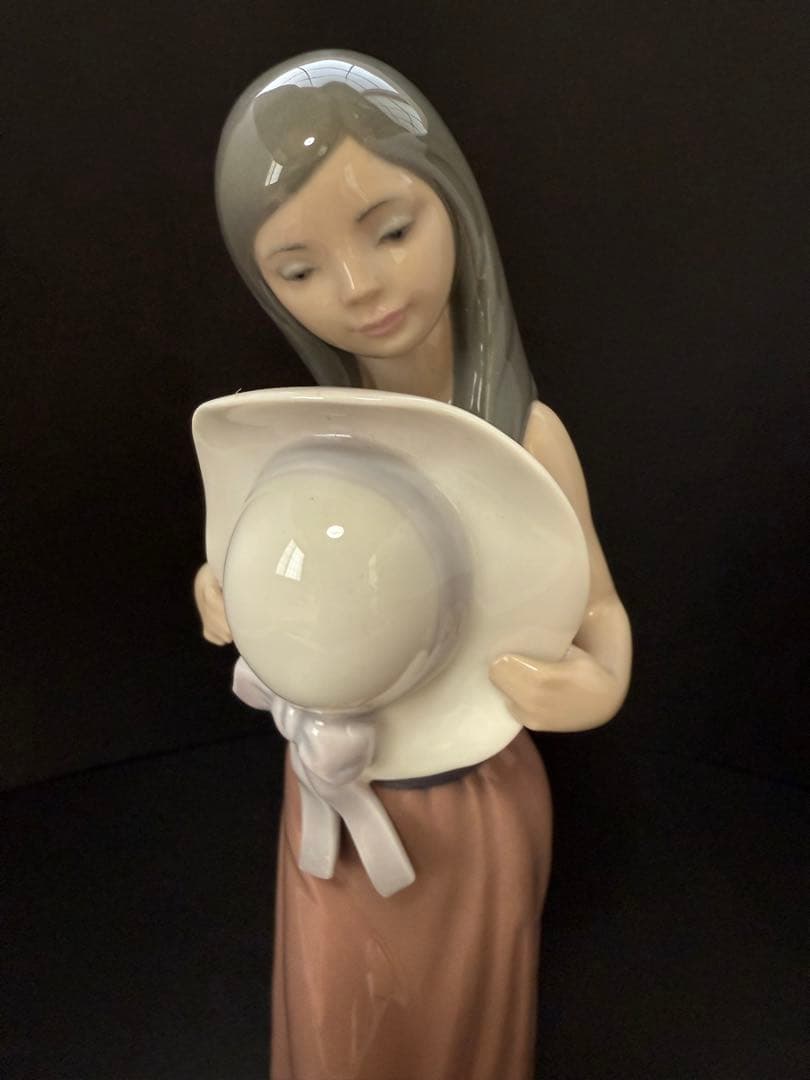 リヤドロ スペイン Bashful Girl 内気な女の子 少女 陶磁器人形