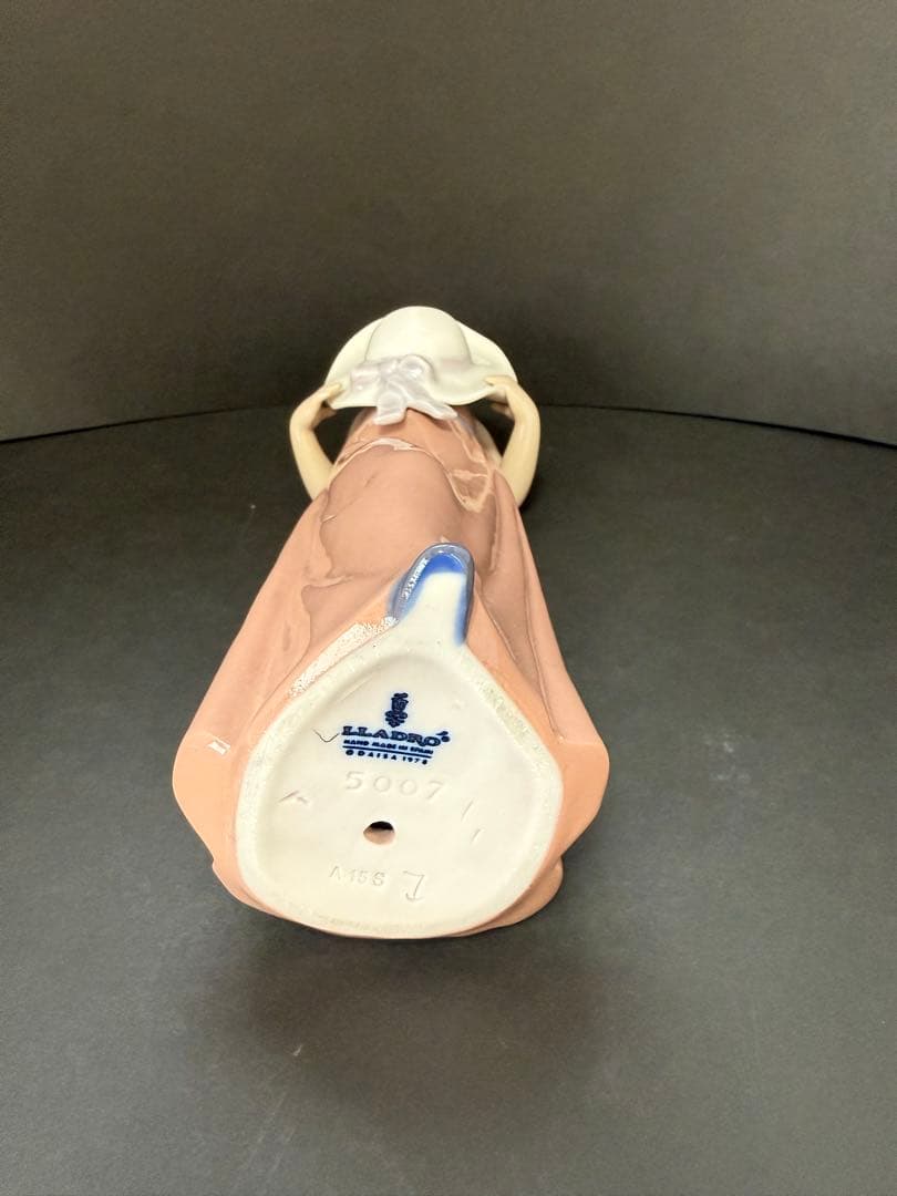 リヤドロ スペイン Bashful Girl 内気な女の子 少女 陶磁器人形