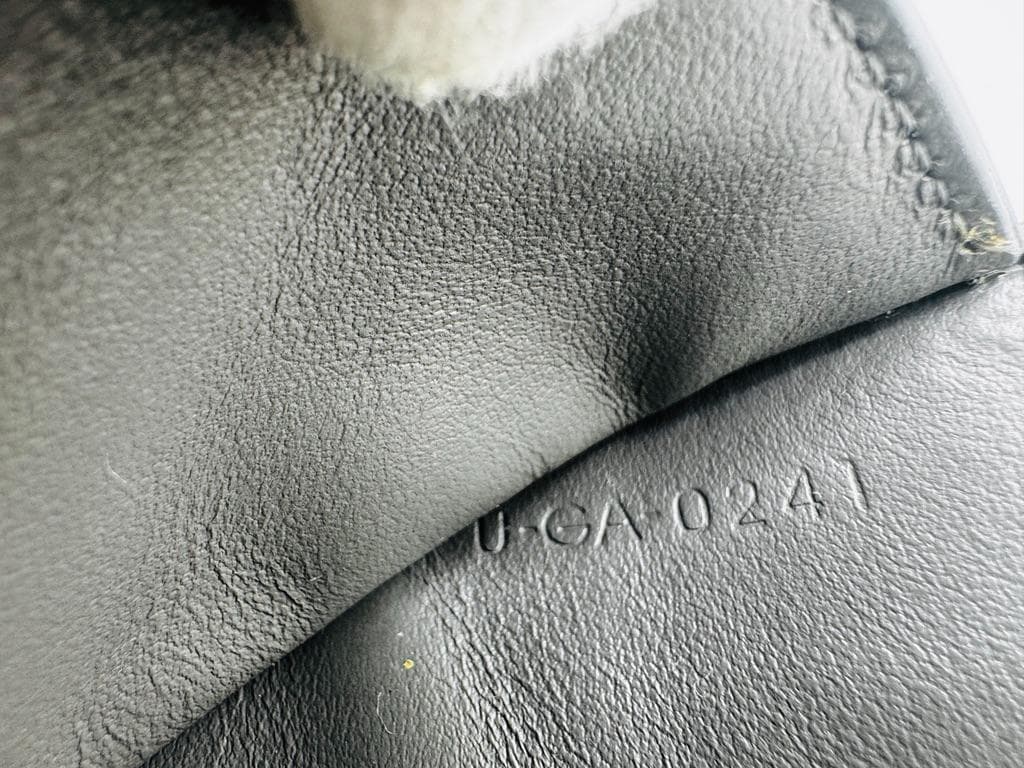 現行　美品　セリーヌ スモールストラップウォレット レザー グレー ピンク