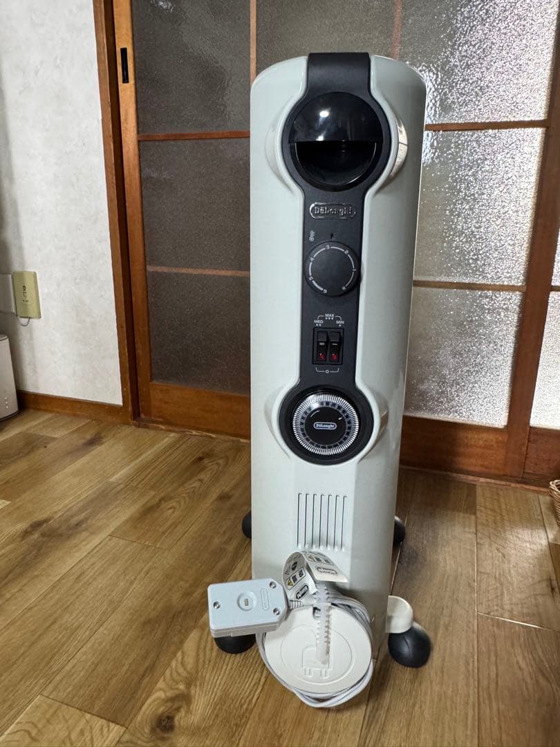 【美品】De'Longhi デロンギ オイルヒーター HJ0812-BK