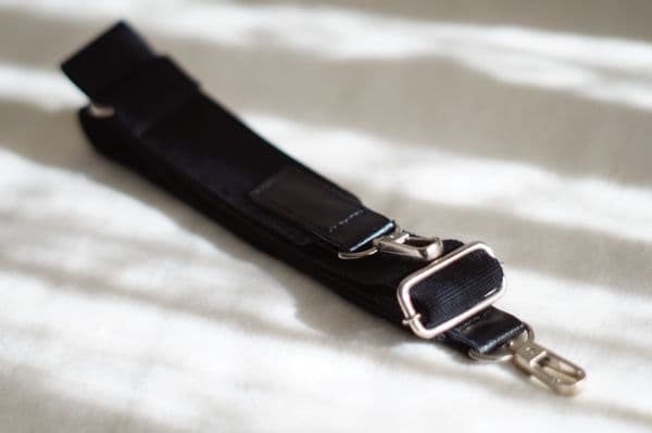 ビジネスバッグ　黒 　Ｂ４　２ＷＡＹ　軽量　ＰＣ ポケット多数　多機能　ベルト付