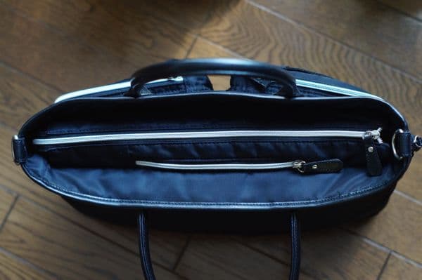 ビジネスバッグ　黒 　Ｂ４　２ＷＡＹ　軽量　ＰＣ ポケット多数　多機能　ベルト付