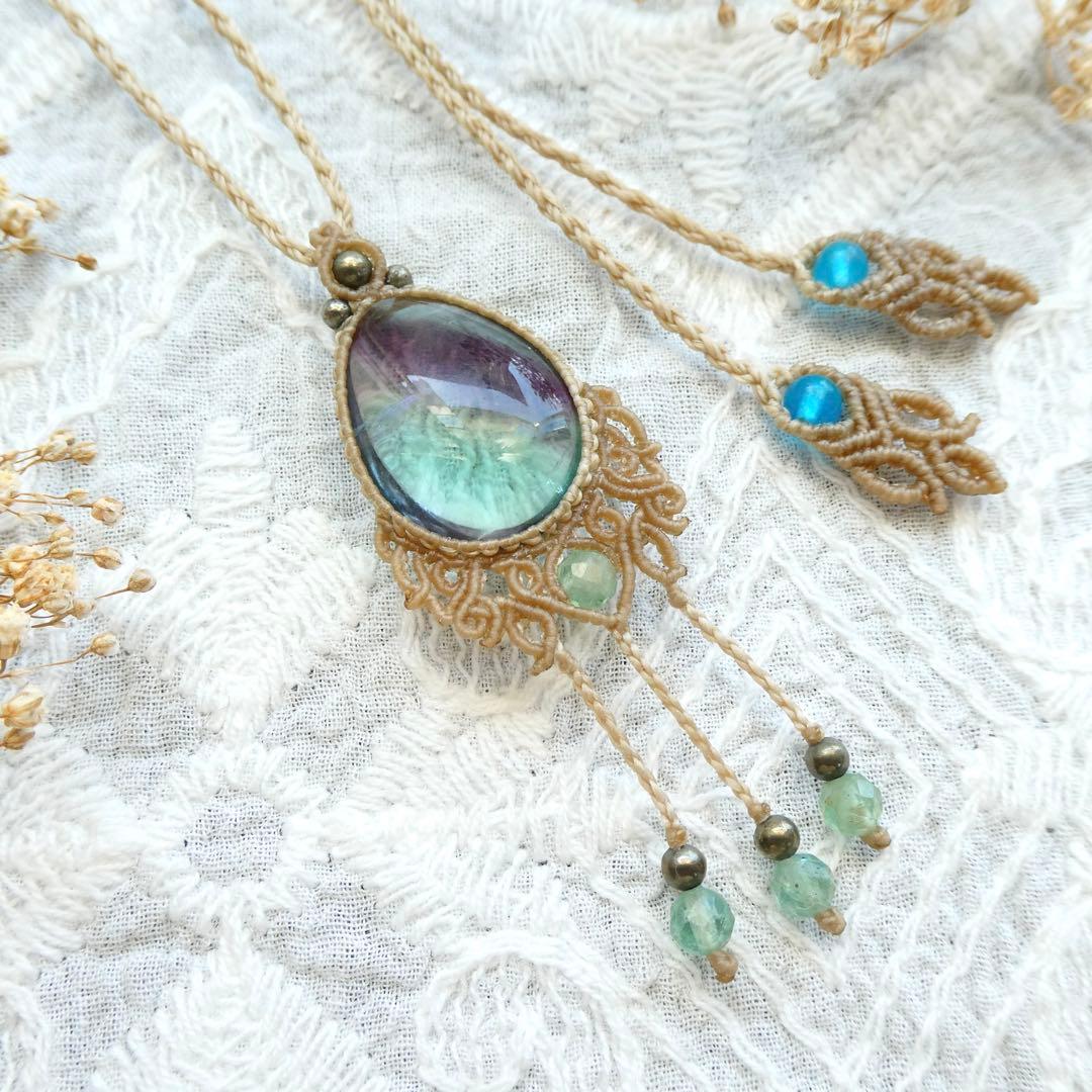 フローライトのマクラメネックレス