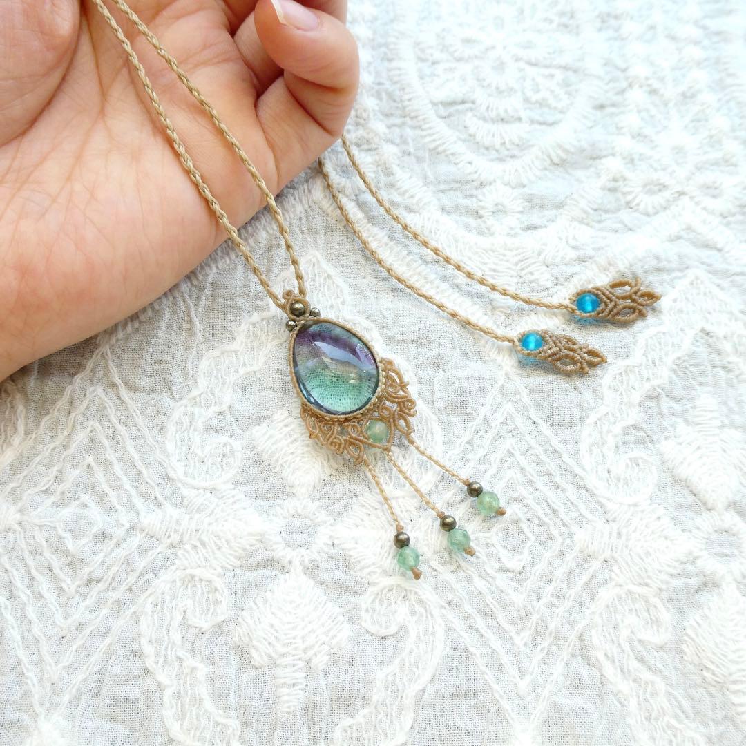 フローライトのマクラメネックレス