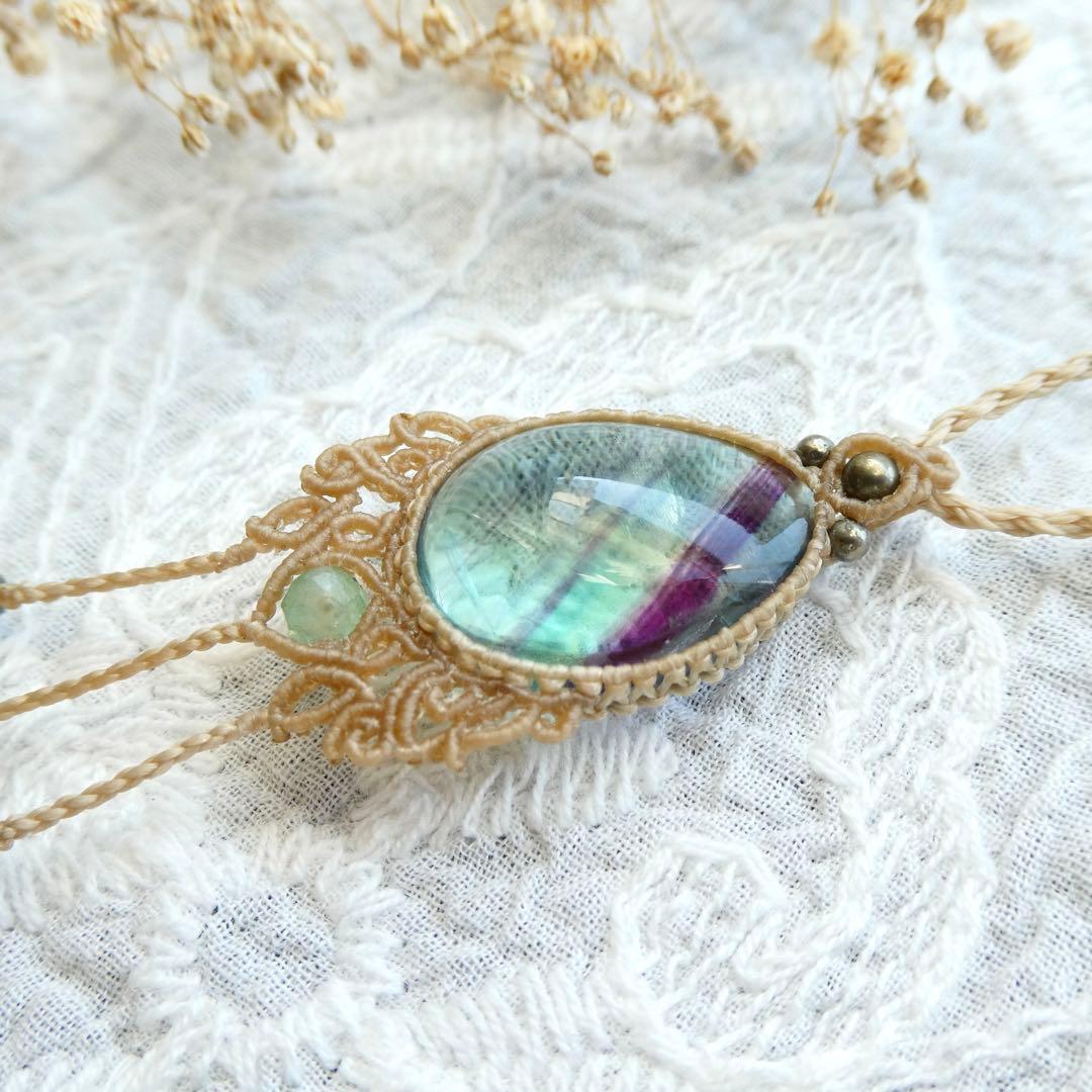 フローライトのマクラメネックレス