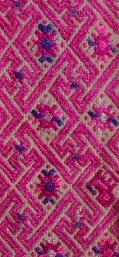 艶のある紫で卍・雷紋などを描く、中国チワン族の2枚繋ぎ刺繍布　1930年代頃の