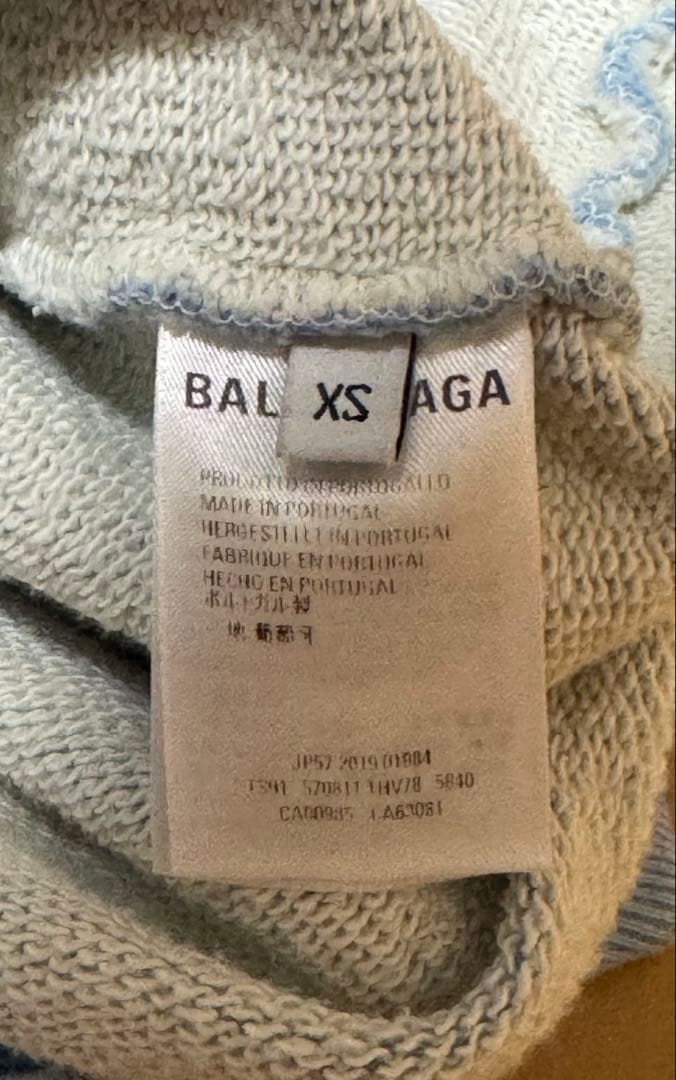 バレンシアガ　ビッグロゴ入りパーカー