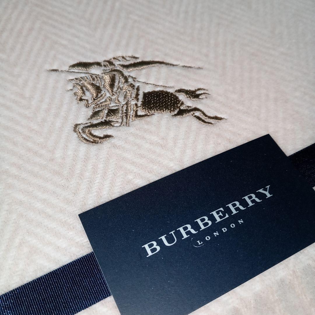 バーバリー　新品　ウール100％　ひざ掛け　ベージュ　ブランケット　ショール