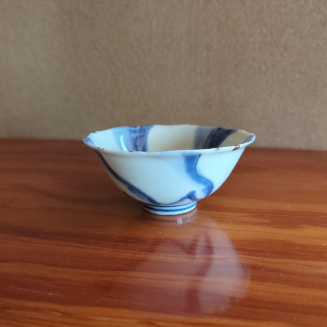 青いストライプ模様の陶器盃　古染付捻盃　明時代末期　景徳鎮　骨董品　古美術