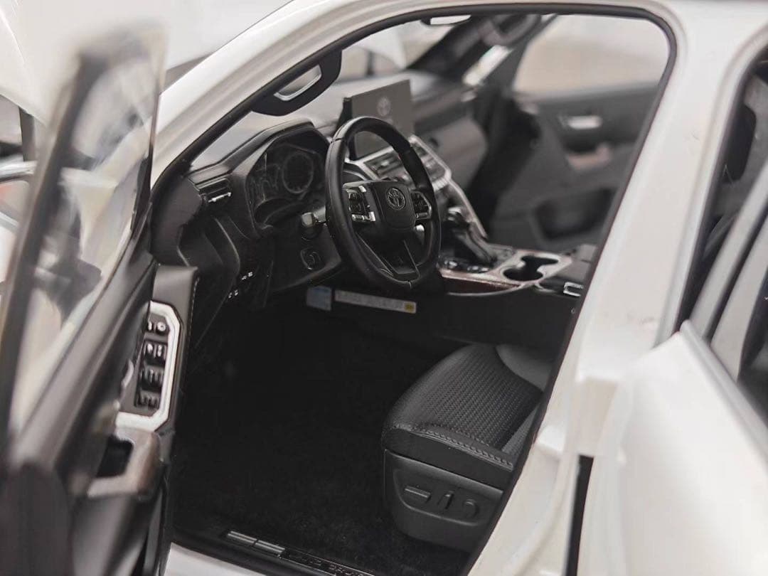 新発売 LCD 1/18 トヨタ ランドクルーザー LC300 ZX ミニカー