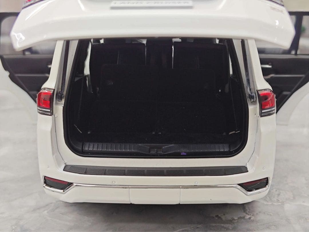 新発売 LCD 1/18 トヨタ ランドクルーザー LC300 ZX ミニカー