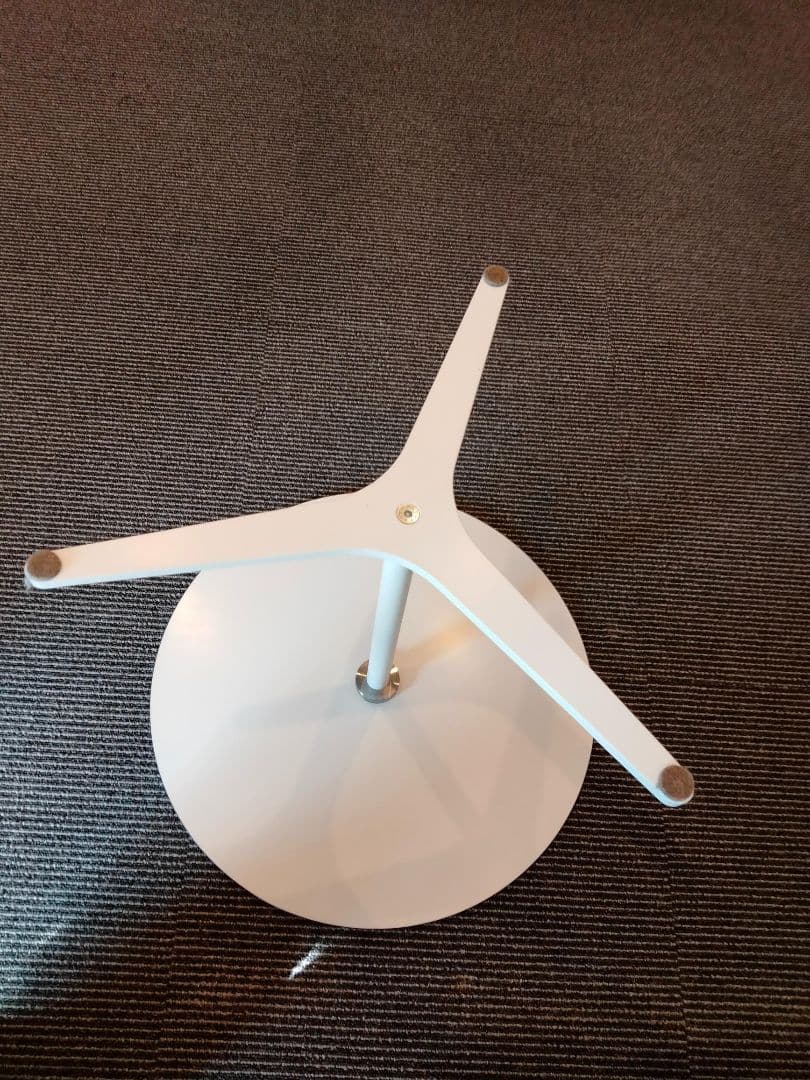 ホワイト円形ガラステーブル 三脚式 展示品 Q-2501IN40