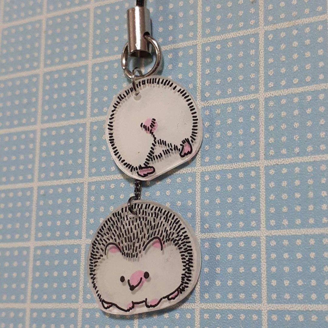 ハンドメイド　ハリネズミとお尻のストラップ　大きめ　カニカンに変更可能です。