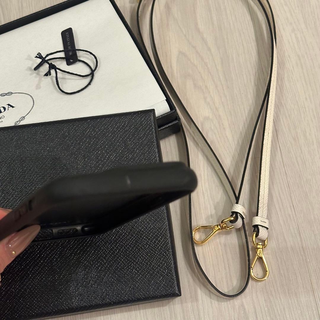 美品✨PRADA サフィアーノトライアングル iPhone14proケース