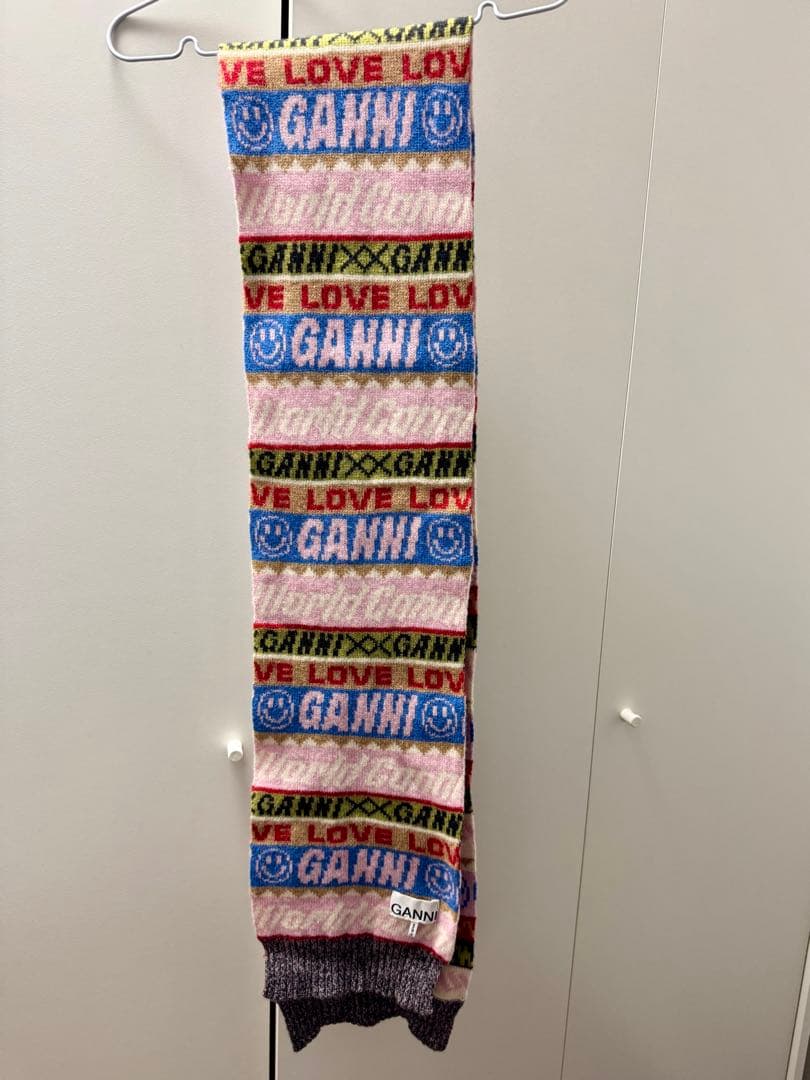 GANNI ロゴ入りマフラー マルチカラー