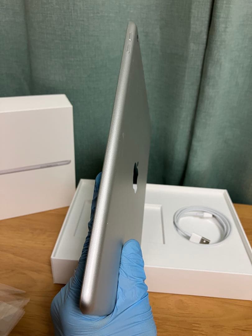 【美品】第6世代　iPad シルバー　Wi-Fi 32GB シートシール付