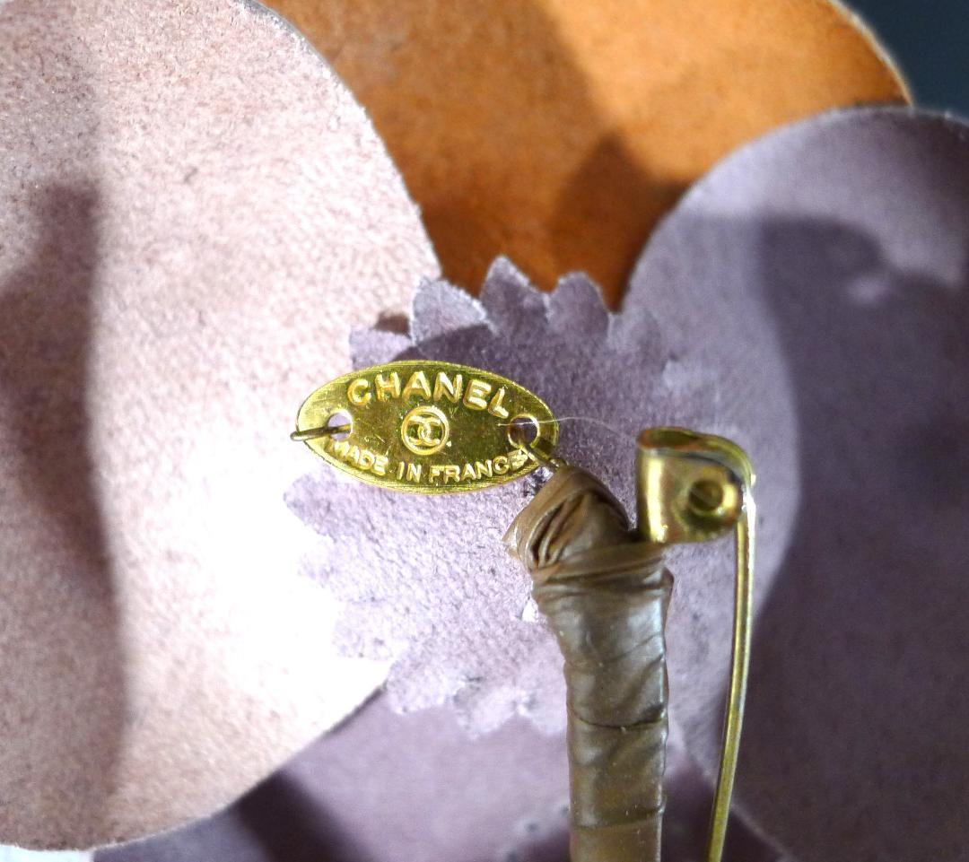 ◇【シャネル】フランス製イエロー＆ブロンズカラーカメリアレザーコサージュ(箱付）