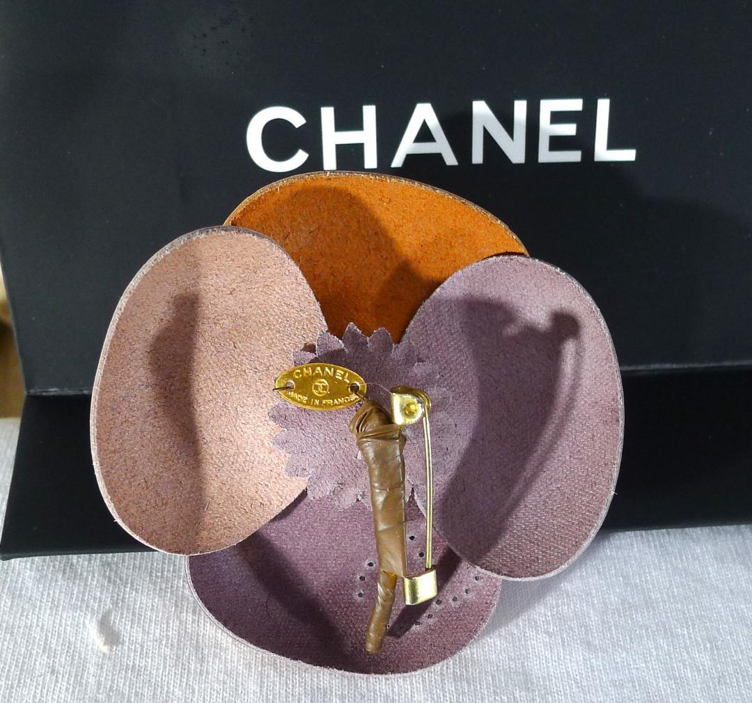 ◇【シャネル】フランス製イエロー＆ブロンズカラーカメリアレザーコサージュ(箱付）