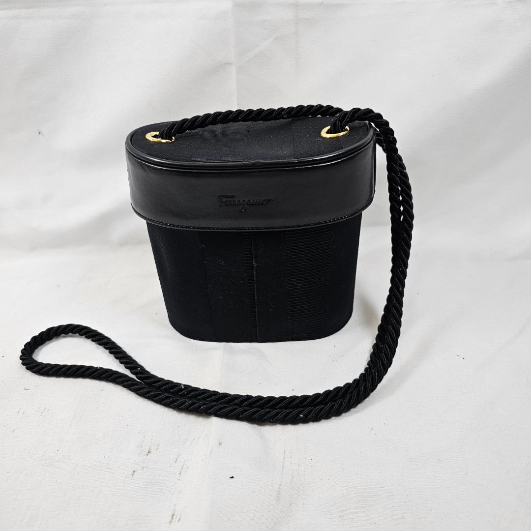 ✨美品✨フェラガモ 斜め掛けショルダーバッグ ミニ タッセル 黒✨