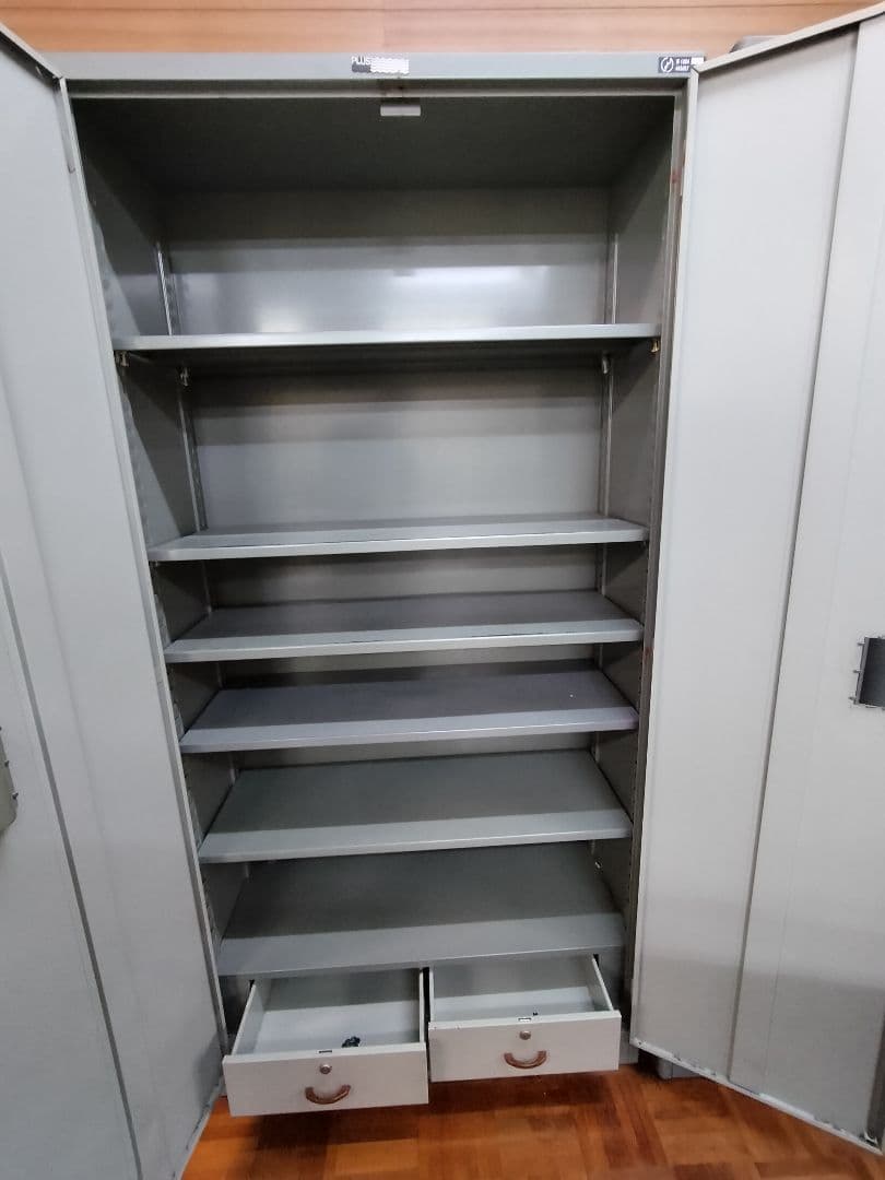 グレーの2ドアキャビネット