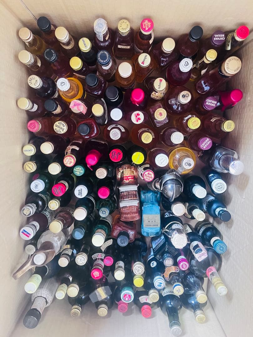 ー*う様 oo3古酒ミニボトルウイスキー、ブランデー、リキュールなど 約200本