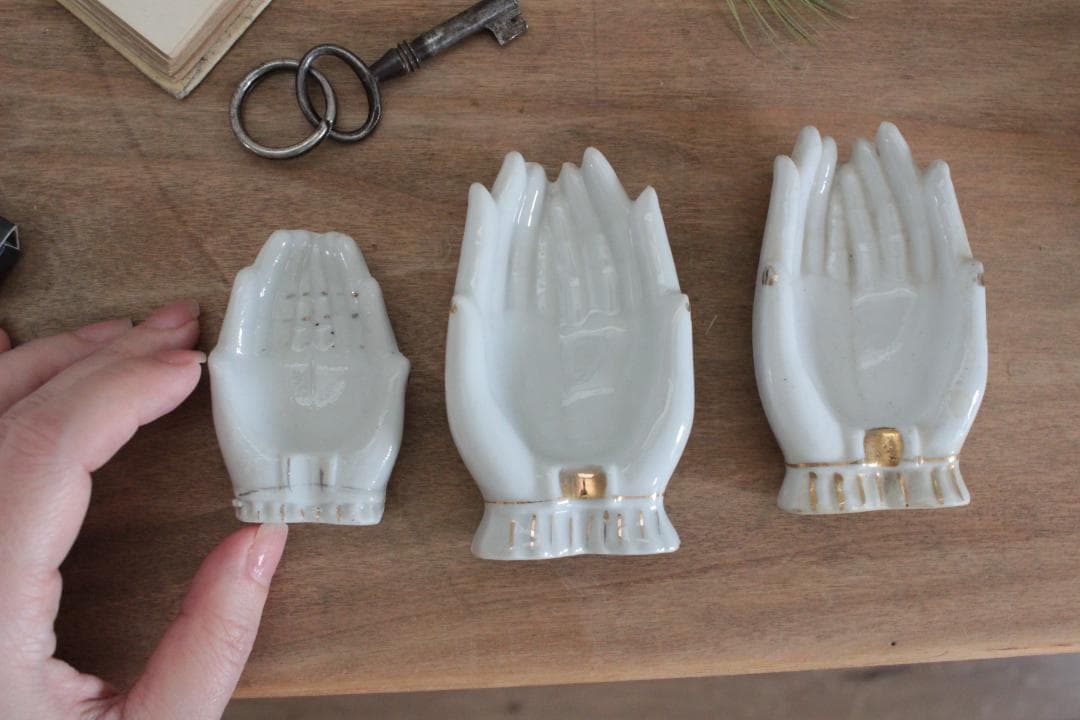 【A】ホワイトハンドモチーフ/Made in Japan /陶器製・小物入れ