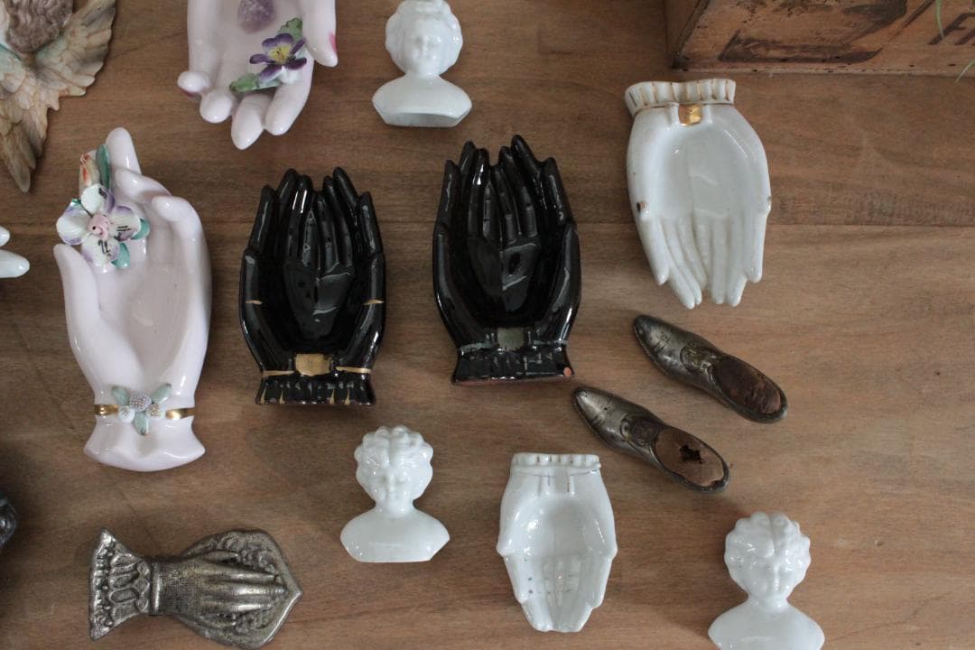 【A】ホワイトハンドモチーフ/Made in Japan /陶器製・小物入れ