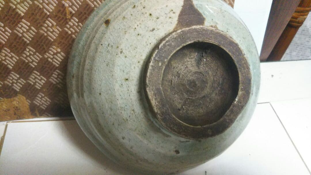 高麗青磁輪線紋茶碗です貫入いり