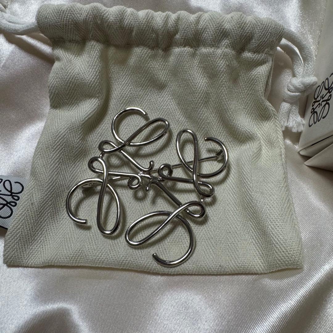 LOEWE アナグラムブローチ（メタル）