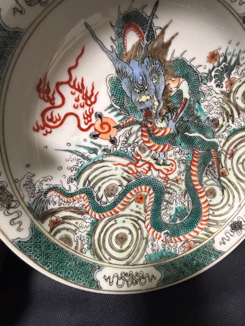 中国古美術品　五彩　海水龍文　大皿　大清康煕年製　28cm