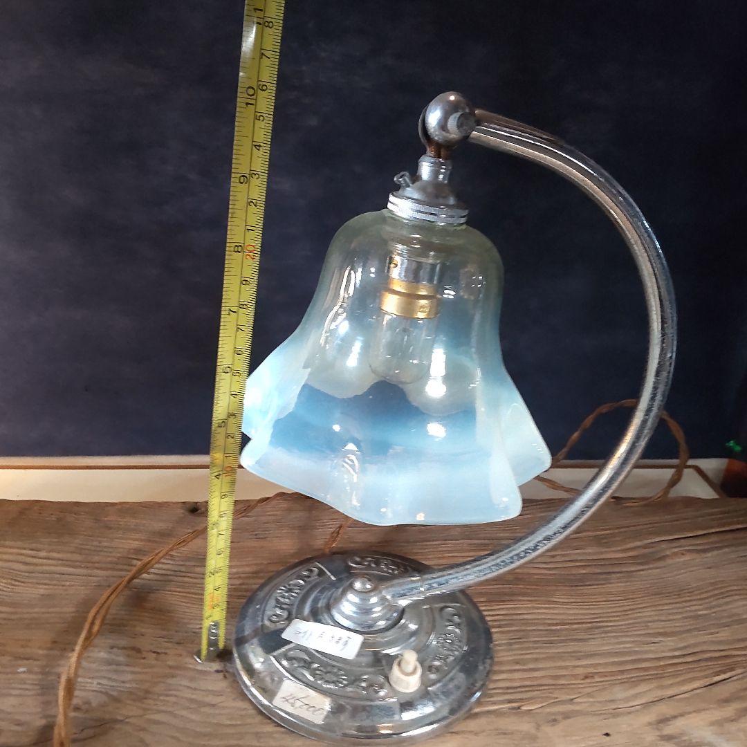 西洋アンティーク～おしゃれなガラス、フリル乳白色～スタンド