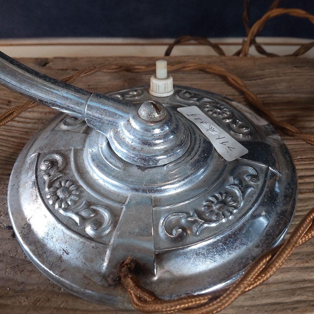 西洋アンティーク～おしゃれなガラス、フリル乳白色～スタンド