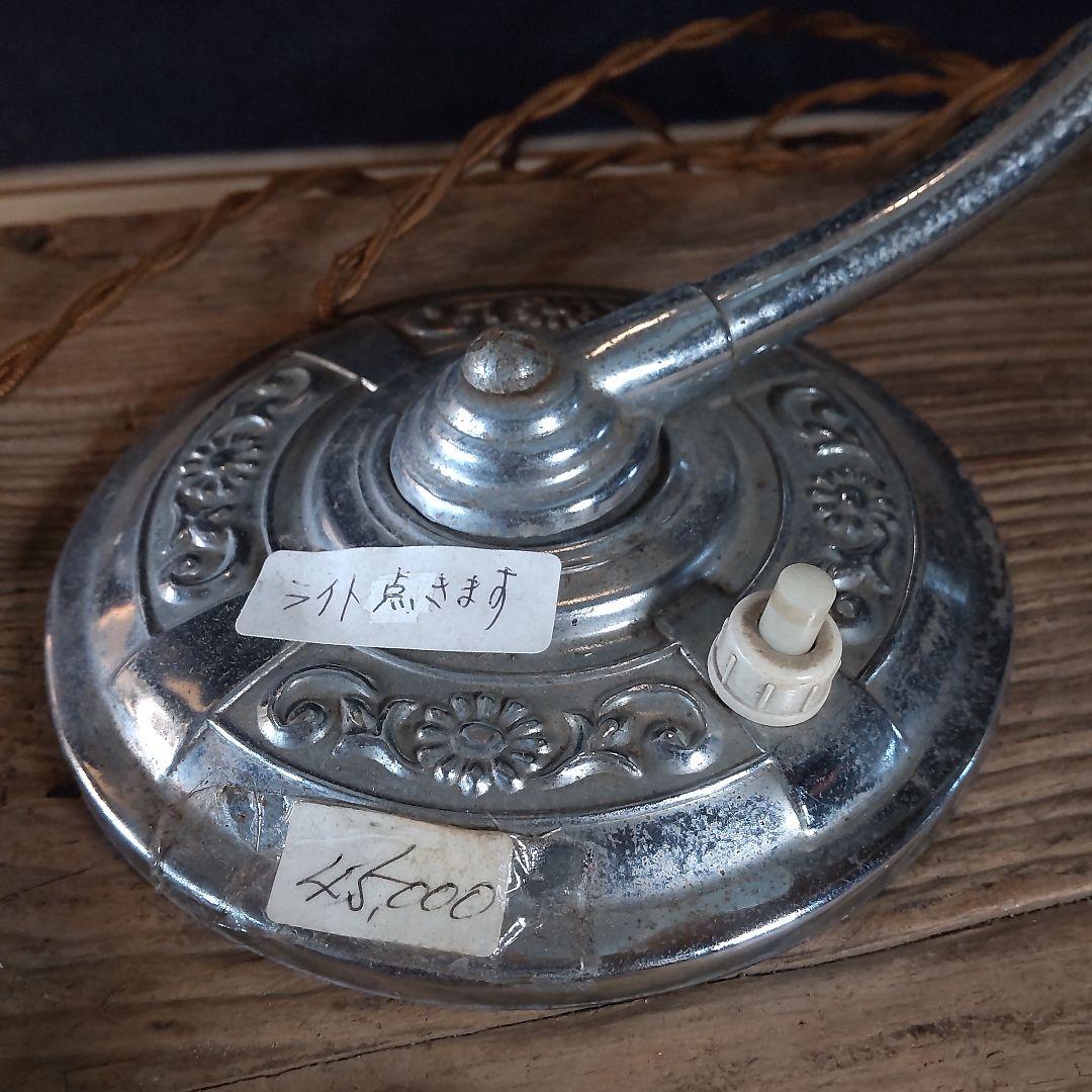 西洋アンティーク～おしゃれなガラス、フリル乳白色～スタンド