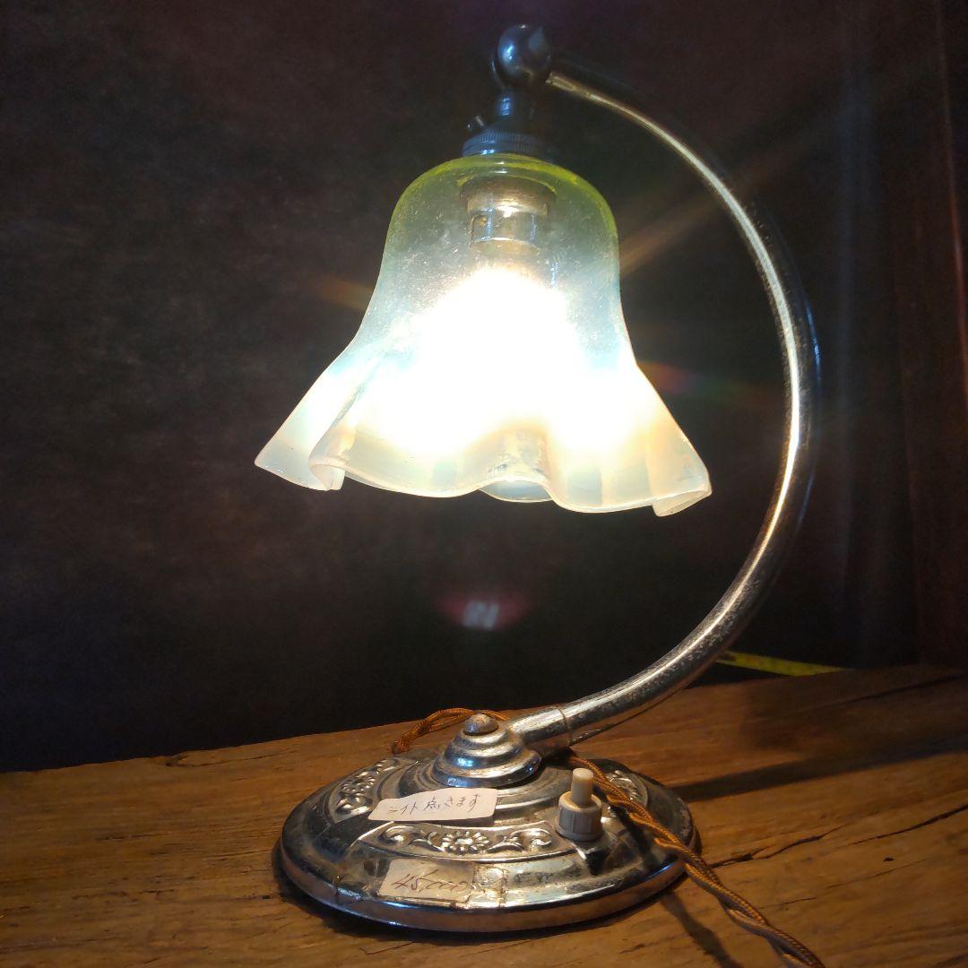 西洋アンティーク～おしゃれなガラス、フリル乳白色～スタンド