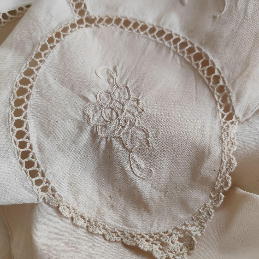 手刺繍入りパネル　クロッシェ編みレース繋ぎ　生成り　テーブルクロス