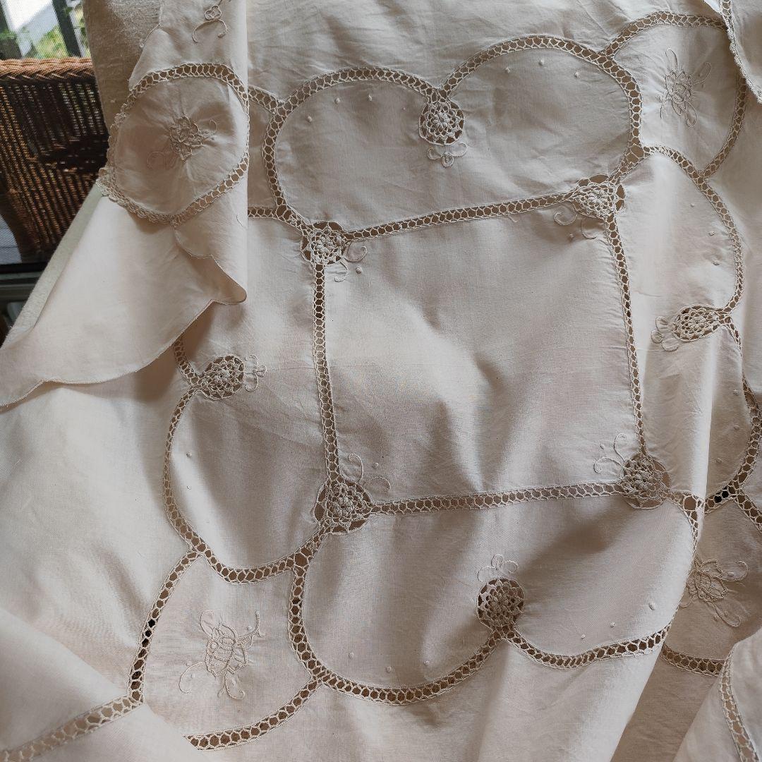手刺繍入りパネル　クロッシェ編みレース繋ぎ　生成り　テーブルクロス