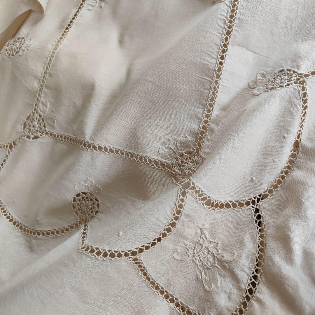 手刺繍入りパネル　クロッシェ編みレース繋ぎ　生成り　テーブルクロス