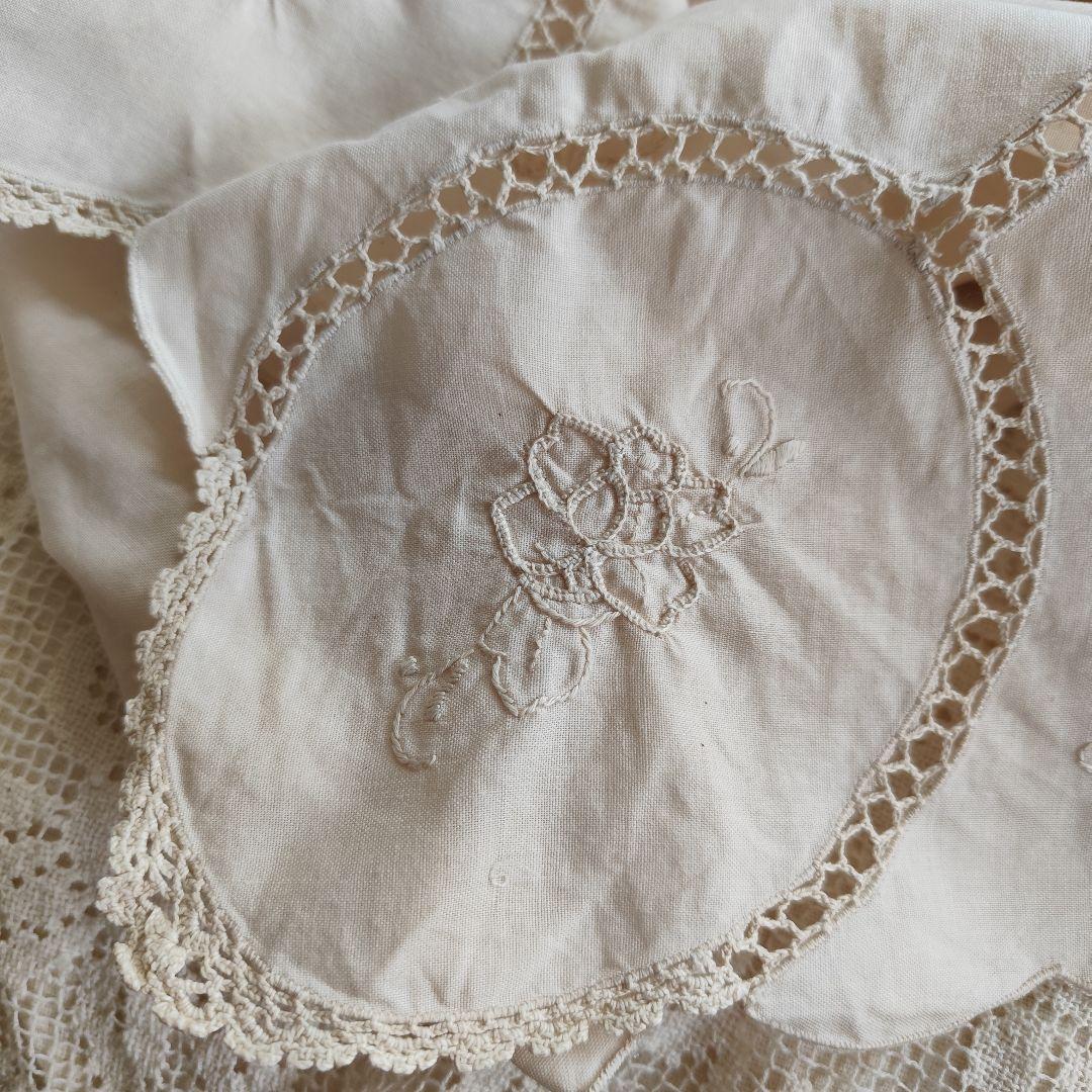 手刺繍入りパネル　クロッシェ編みレース繋ぎ　生成り　テーブルクロス