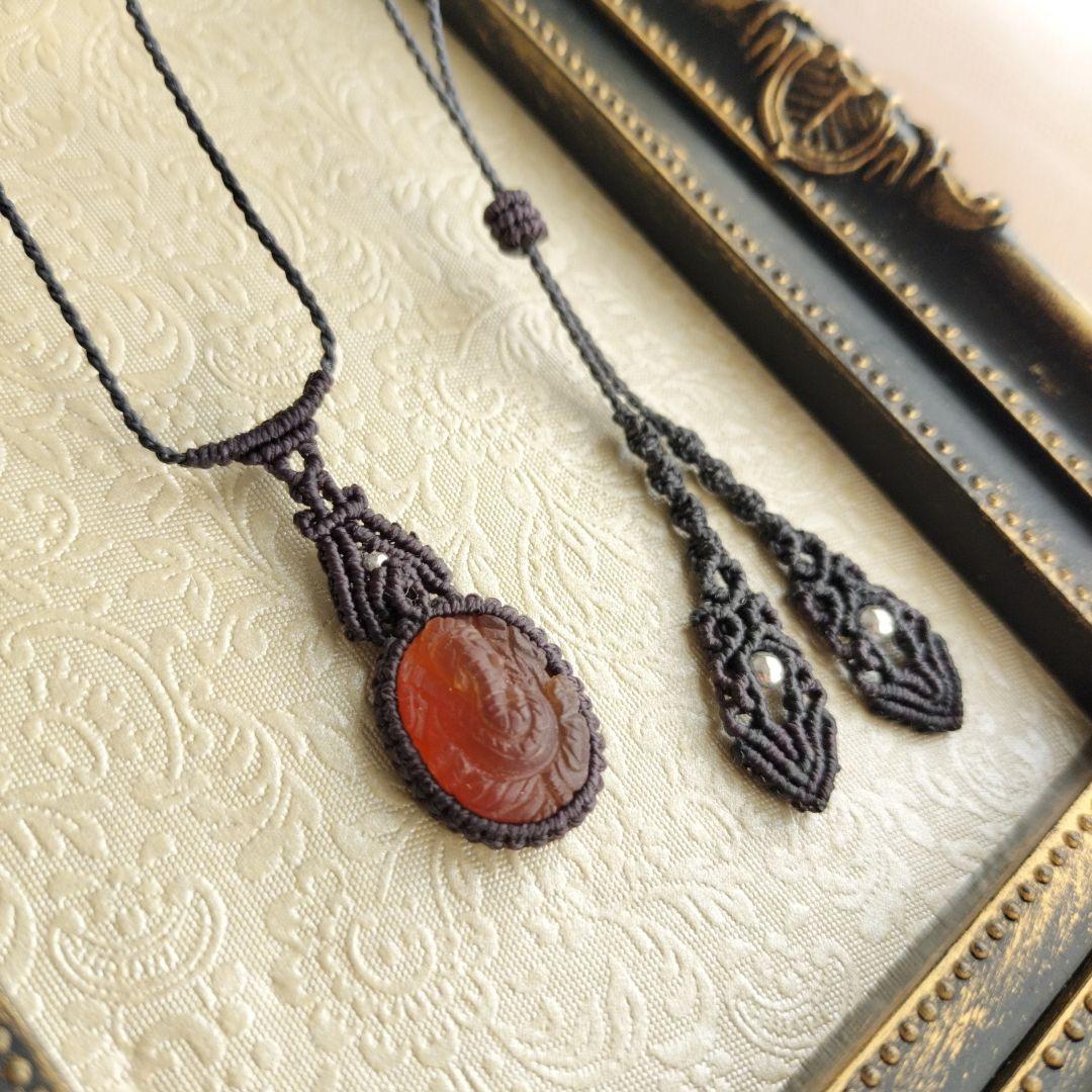 ヘソナイトガーネット　ガネーシャ彫りマクラメ編みネックレス