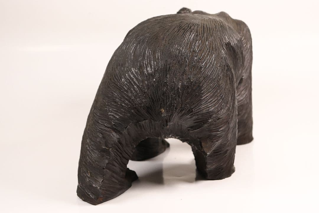 ブロンズ製の熊　木彫りの熊